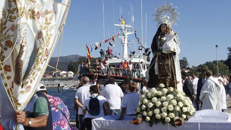 Salida de la procesión marítima de la Virgen del Carmen de Cesantes, que este año se perderá. // Alba Villar