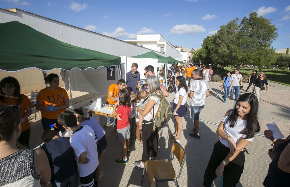 Centenares de niños y jóvenes con sus familias practican con robots en la 'Noche de la Ciencia' y descubren propiedades casi mágicas de los materiales