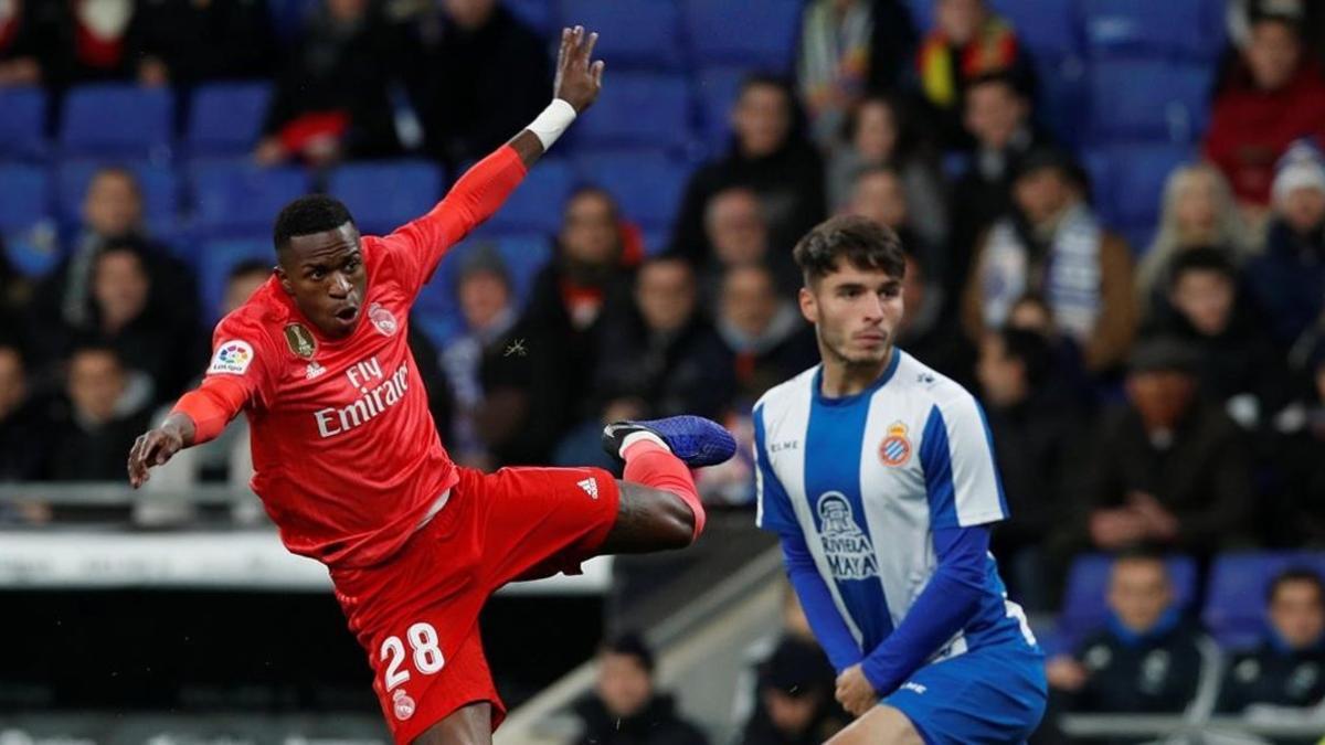 Vinicius remata esde fuera del área en el partido ante el Espanyol.