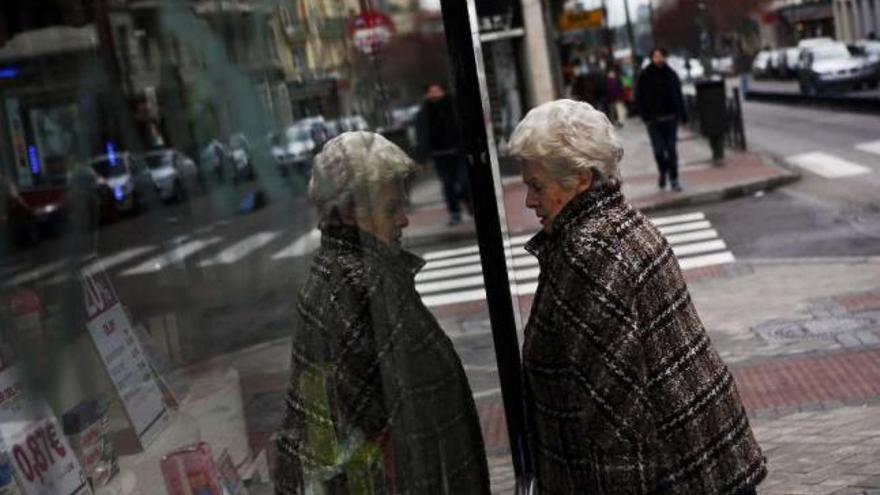 Una mujer mira un escaparate. / susana vera