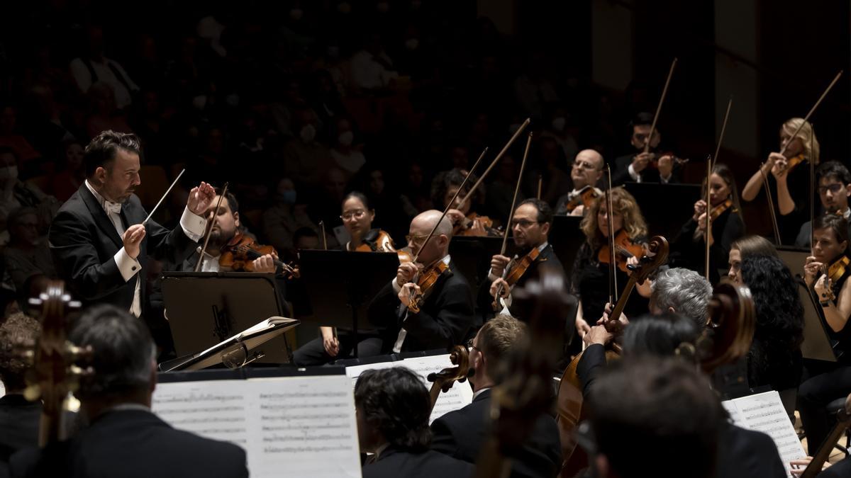 James Gaffigan dirige la ‘Sinfonía del Nuevo Mundo’ con la Orquestra de la Comunitat Valenciana