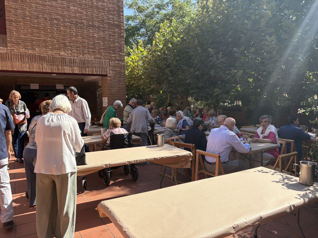 Fotogalería | Así se ha desarrollado la comida solidaria en la parroquia cacereña de Virgen de Guadalupe