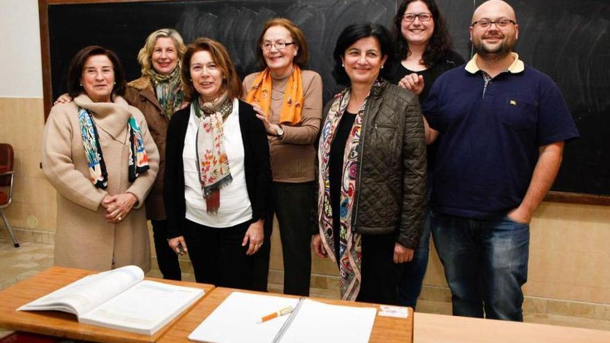 Por la izquierda, Charín Grandes Gómez, Ana Fernández de la Vega, Isabel Baragaño Suárez, María Teresa Vega Alonso, Elisa Díaz-Caneja Castro, Paula García y Antonio Fernández Ferri.