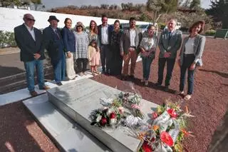 Ofrenda floral a la tumba de Blas Cabrera por el aniversario de su fallecimiento