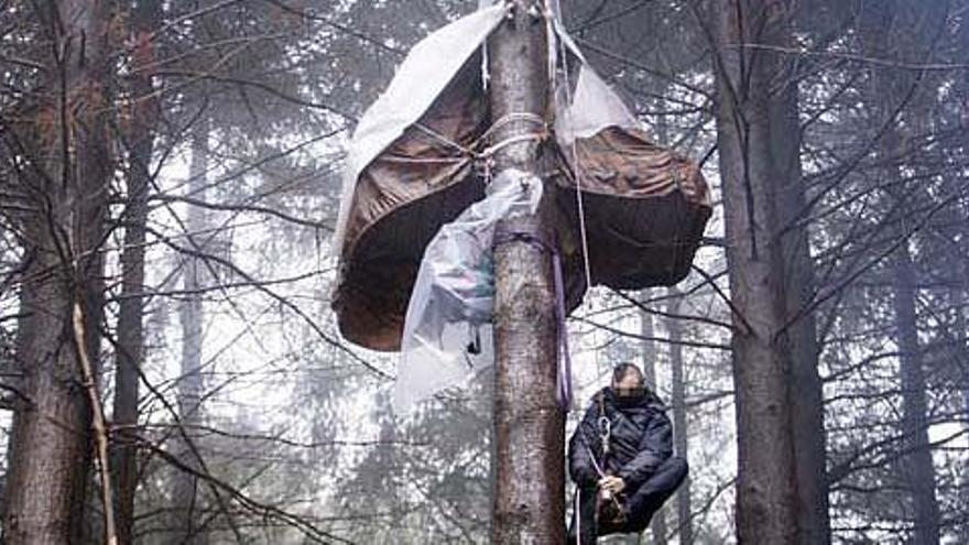 544 euros de multa per estar penjats 5 mesos dels arbres contra la MAT