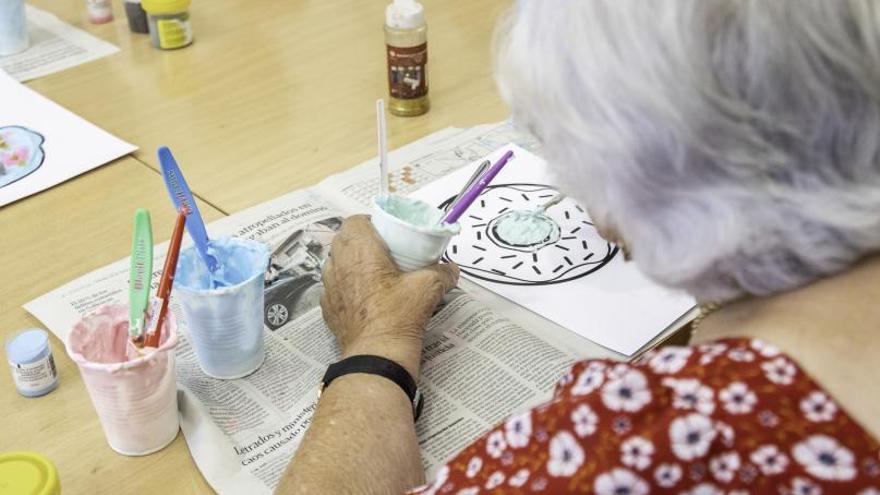 Una usuaria de AFAPO en Pontevedra colorea una figura en un taller.   // JAVIER TENIENTE