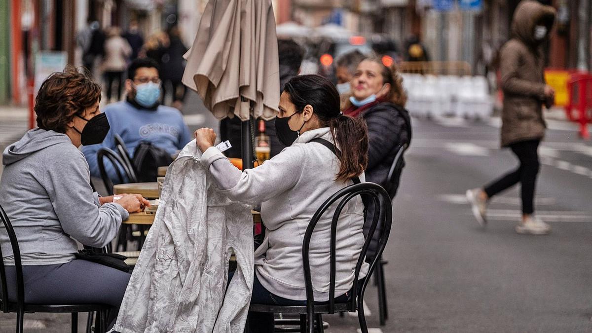 Gente con mascarilla en una terraza de La Laguna.