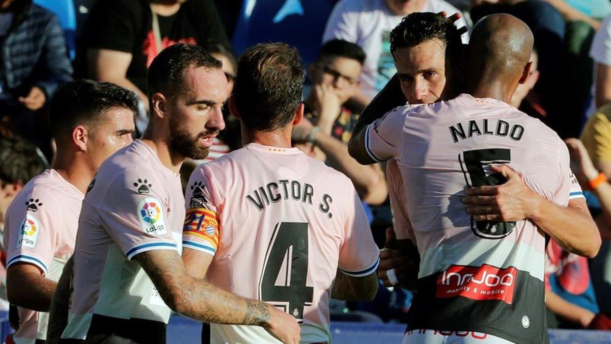 Los jugadores del Espanyol hacen piña alrededor de Bernardo