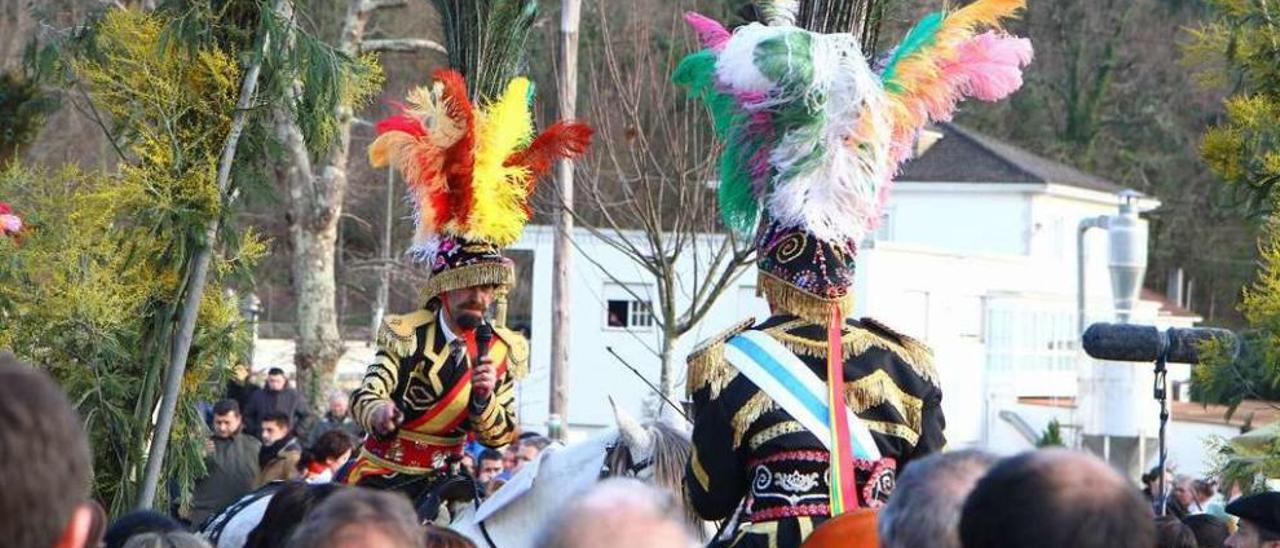 Dos xenerais en plena batalla dialéctica en el carnaval de Merza. // Bernabé/Gutier