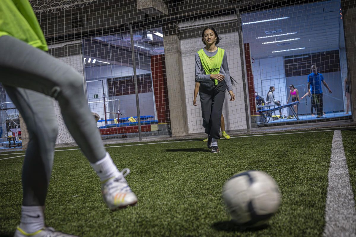 Entrenamiento del primer equipo de fútbol femenino que se crea en el barrio de La Mina