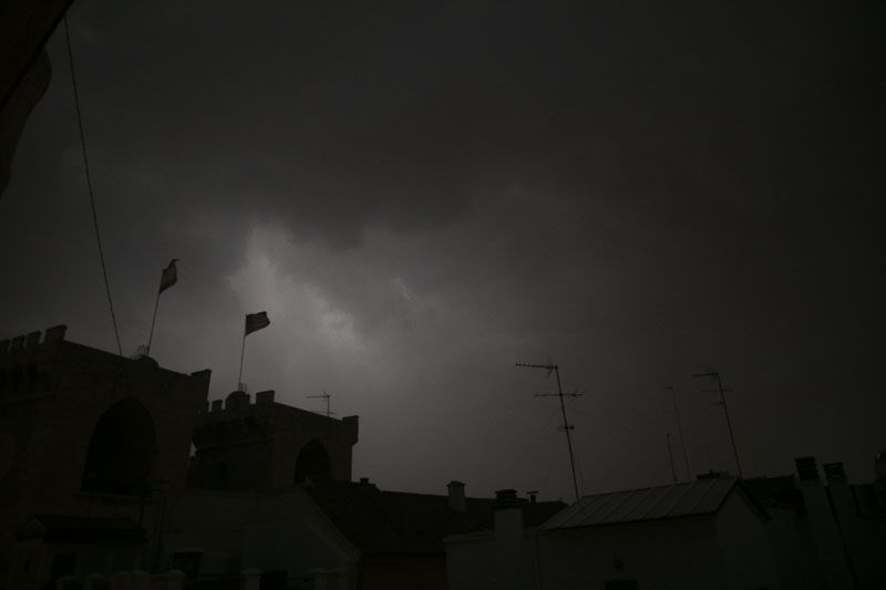 Una impresionante tormenta eléctrica ilumina el cielo de Valencia