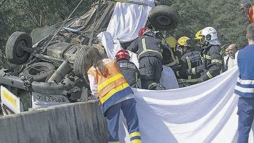 Los equipos de emergencias rescatan a la víctima. // Brais Lorenzo