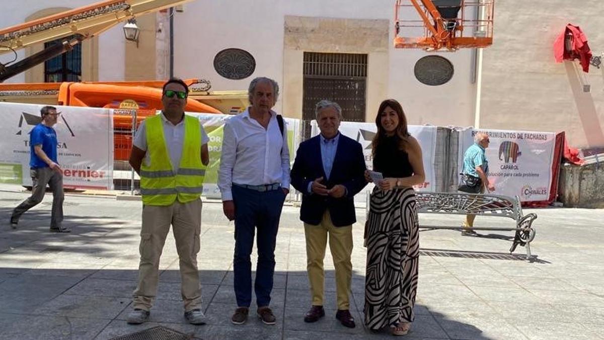 Salvador Fuentes (segundo por la derecha) en su visita a las obras.