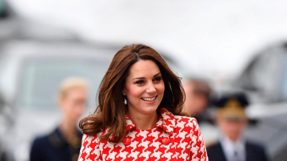 El original abrigo de pata de gallo de Kate Middleton en Suecia