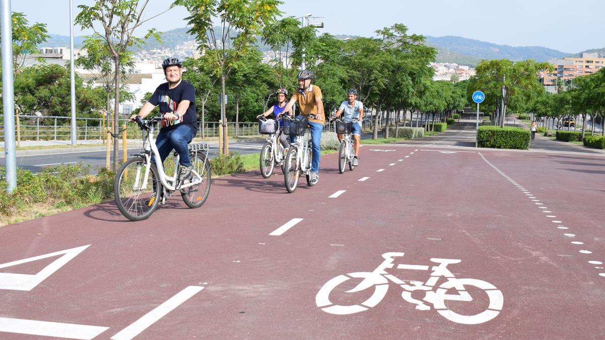 Un nuevo carril bici une el centro de Viladecans con la playa.