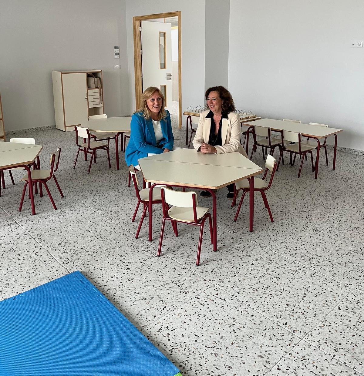 La concejala Susana Miralles y la alcaldesa María Gómez, en el nuevo colegio