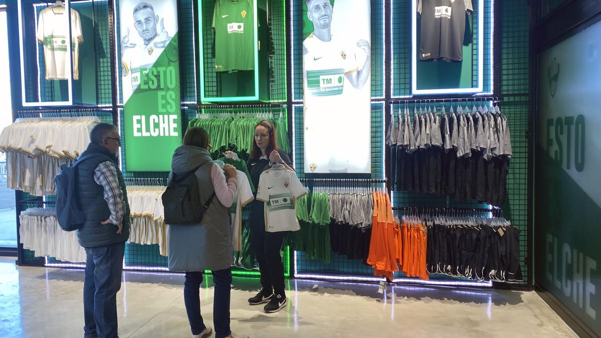 Fidel, Josan o Boyé, protagonistas en la nueva tienda del Elche CF -  Información