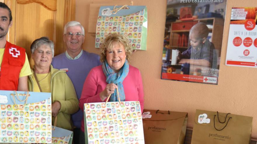 John y Melanie Bridge, responsables de la Tienda de la Caridad de Calp junto al coordinador de Cruz Roja