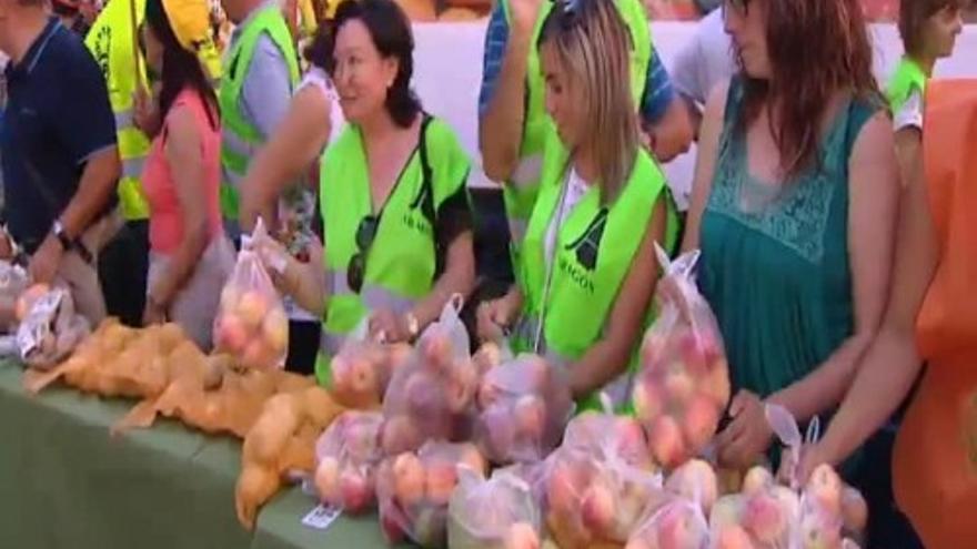 Los agricultores han regalado 10.000 kilos de frutas y hortalizas