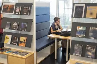 Los jóvenes opositores de Barcelona buscan refugio en cafeterías ante la huelga de bibliotecas: “No nos queda otra”