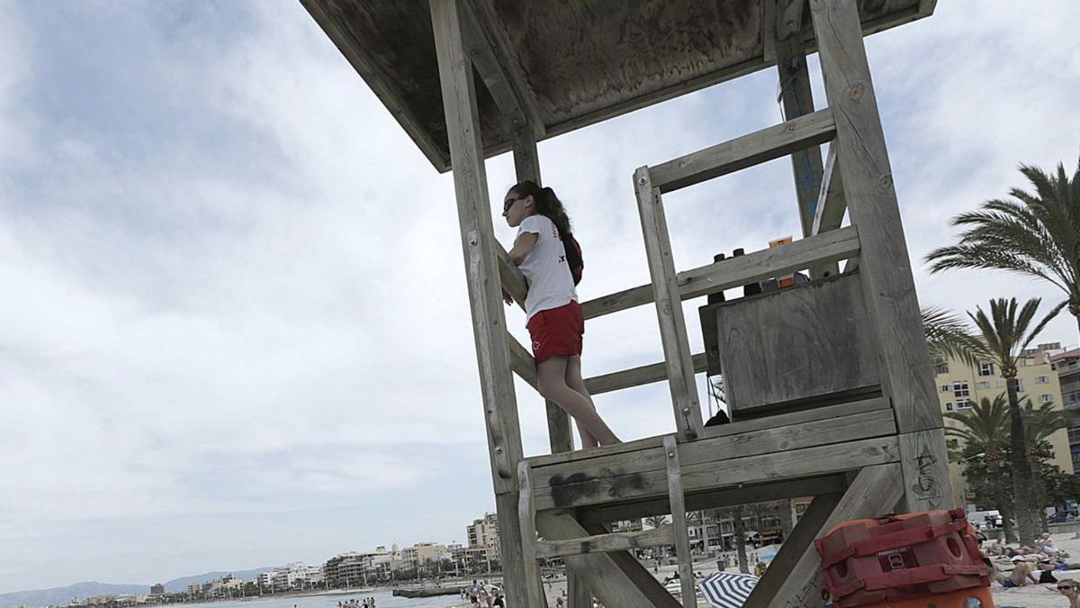 Rettungsschwimmer heißen „socorristas“. Einen „Wachturm“ nennen wir „torre de vigilancia“.  | F.: MANU MIELNIEZUK