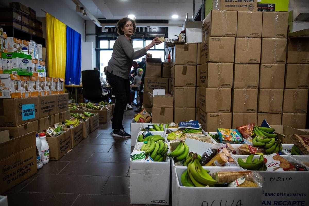 La Asociacion de ucranianos Djerelo que ayudan a los refugiados que están en Barcelona con alimentos, ropa, productos primera necesidad y lo hacen en vía Laietana 33 en el centro