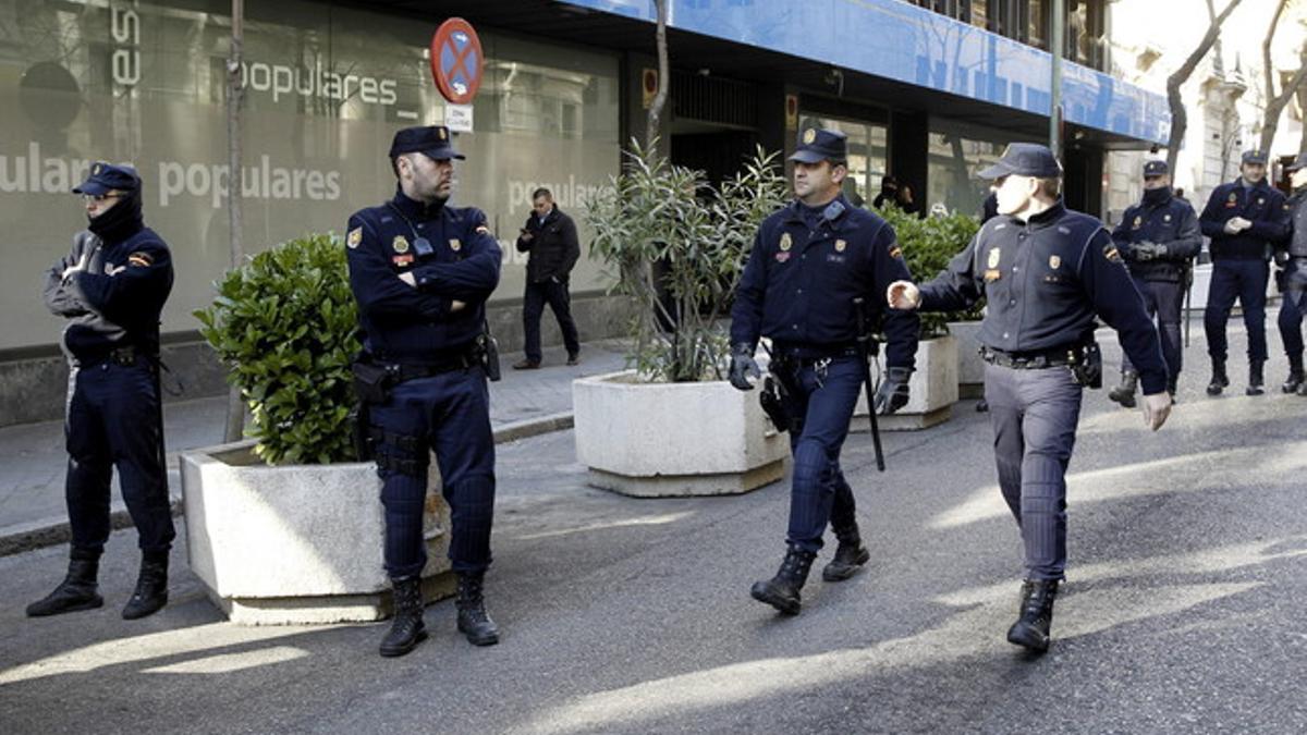 Agentes de la Policía Nacional protegen la sede del PP en la calle Génova de Madrid, el pasado sábado.