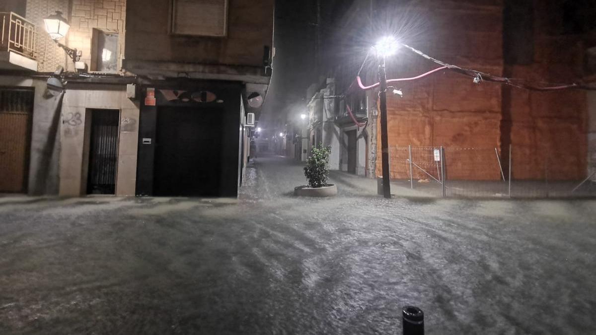 Una calle de Algemesí llena de agua en la madrugada del 14 de septiembre.