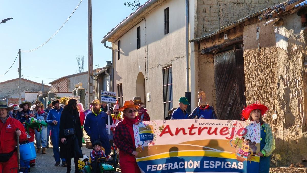 El Antruejo de Espigas recorre las calles de Villalube