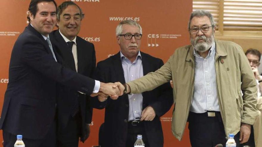Antonio Garamendi, Juan Rosell (presidente de CEOE), Toxo y Méndez, tras el anterior pacto salarial.