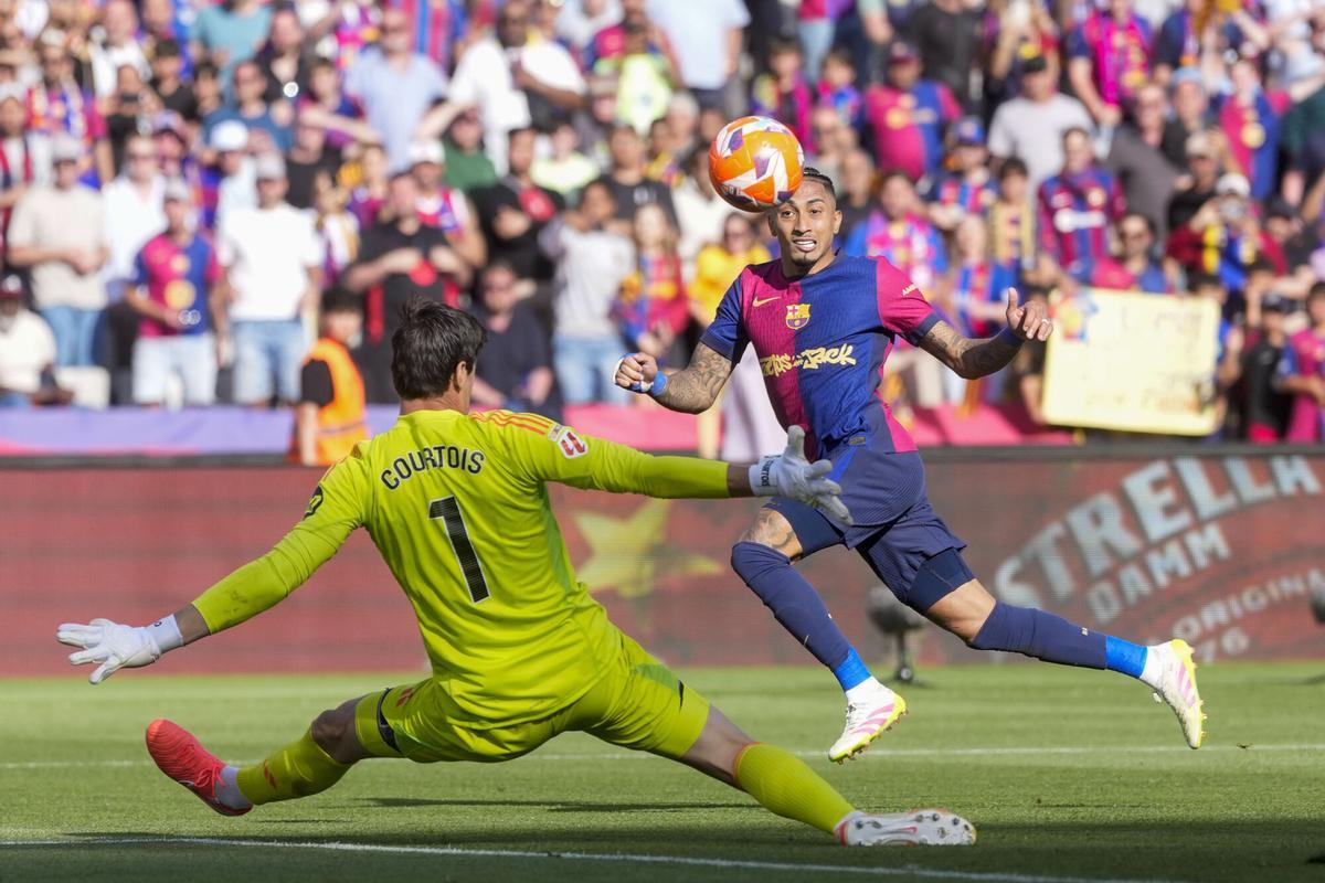 Raphinha supera a Courtois en un clásico de Montjuïc