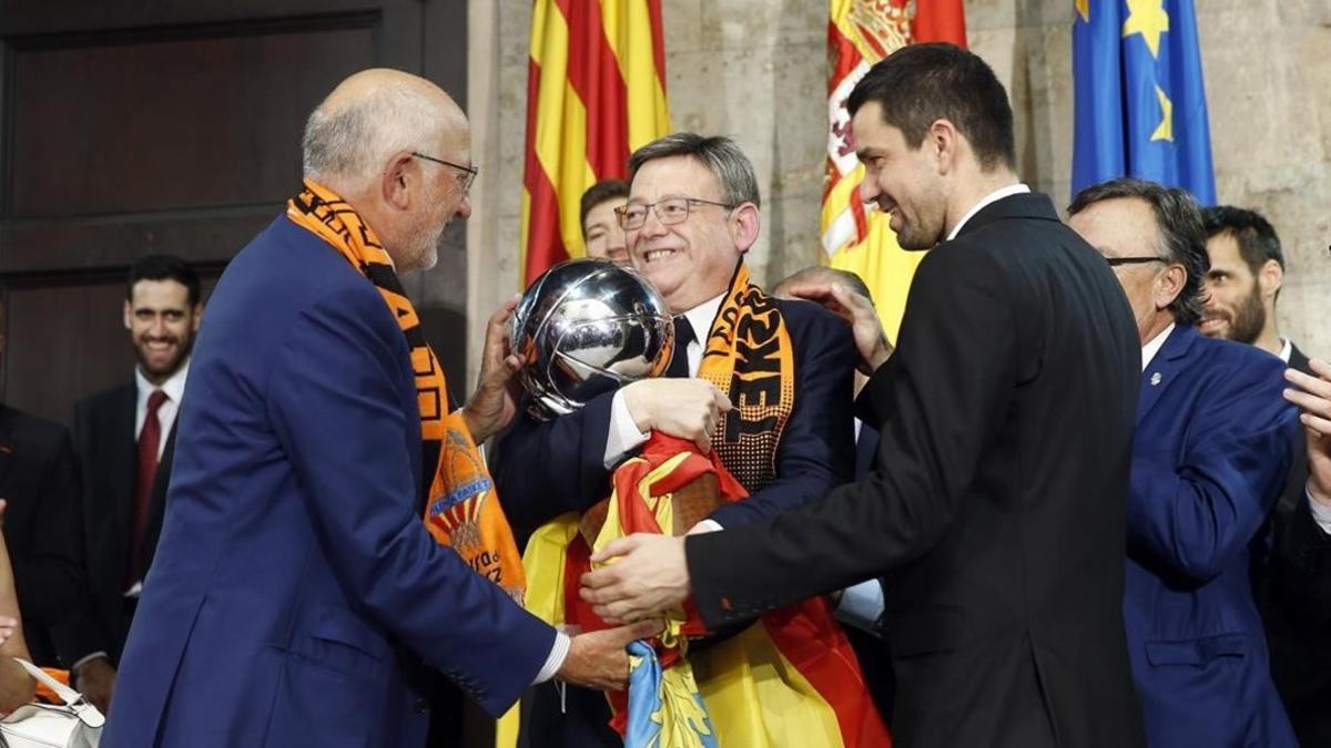 Juan Roig, propietario del club, y Rafa Martínez, capitán del equipo, ofrecen el trofeo a Ximo Puig, presidente de la Generalitat valenciana.