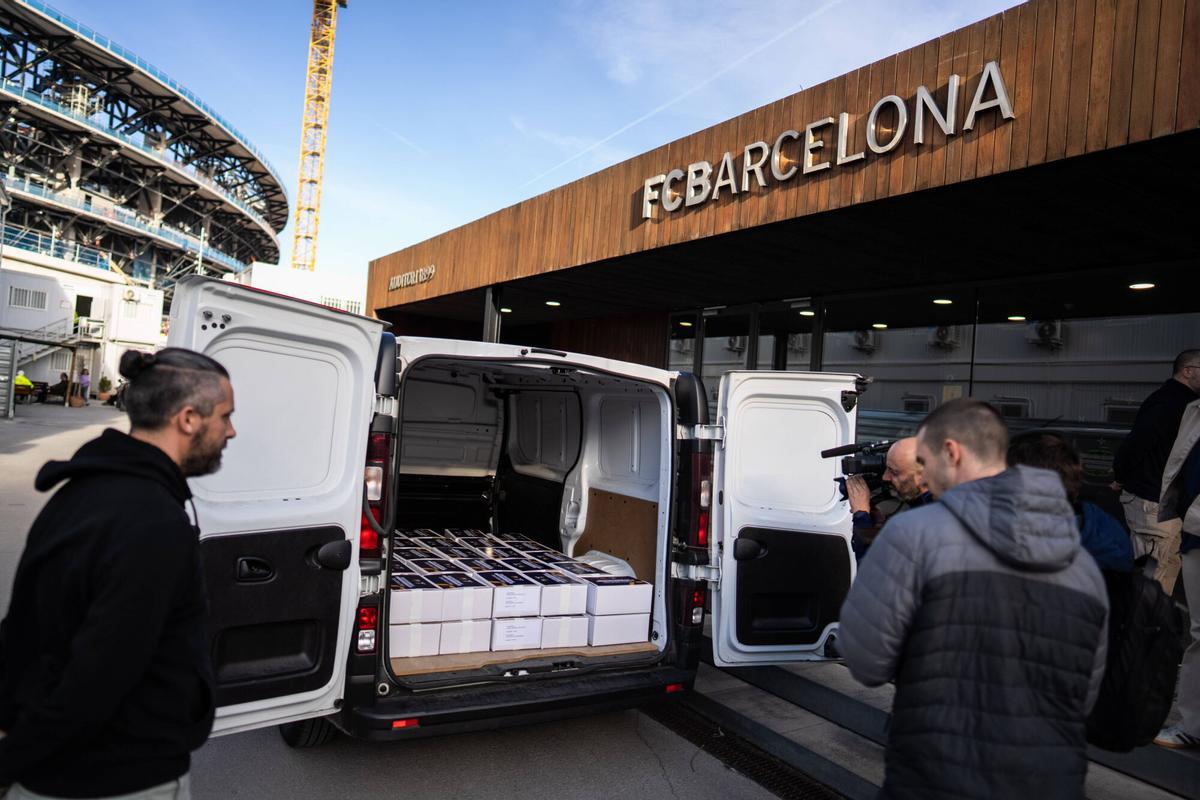 Los precandidatos a la presidencia del FC Barcelona recogen las papeletas para las firmas que necesitarán en las elecciones.