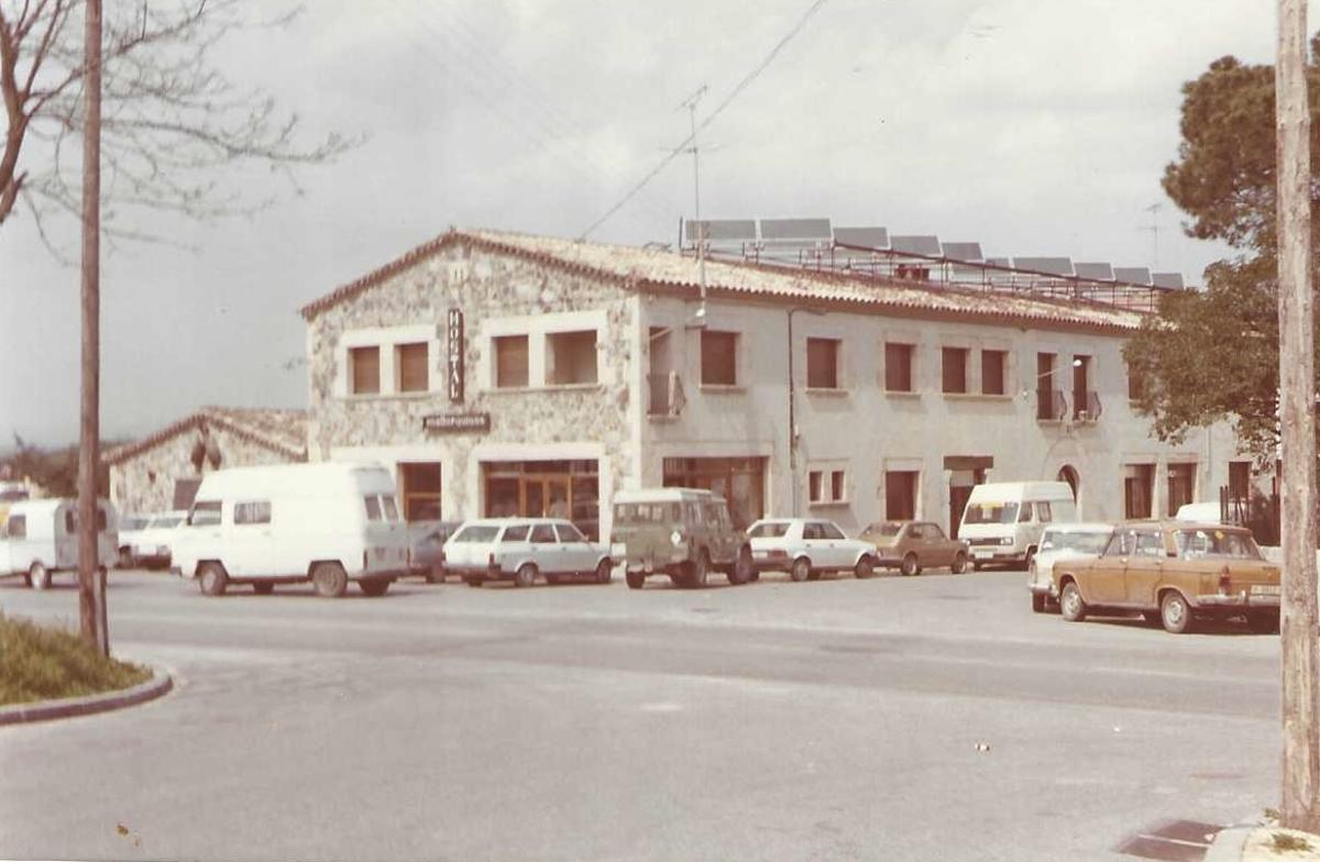 Imatge antiga de la façana de l'hostal.