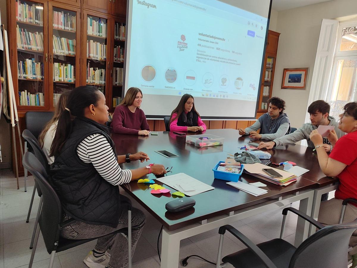 Voluntarios de Cáritas en una actividad en Ontinyent.