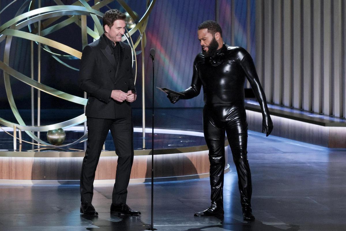 El actor Dylan McDermott y el presentador Anthony Anderson act�an durante la gala de los Emmy 2024 - 1.jpg