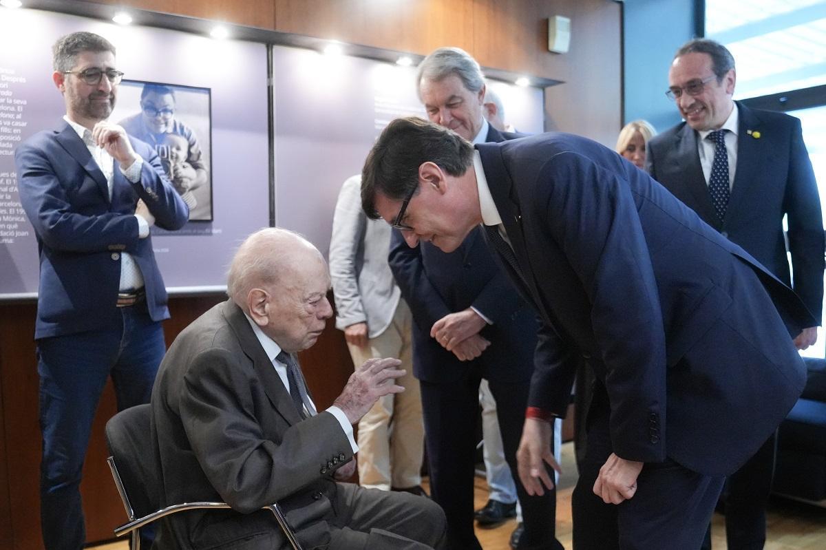El president de la Generalitat, Salvador Illa, amb els expresidents Jordi Pujol i Artur Mas aquest dilluns a l'Arxiu Nacional de Catalunya.