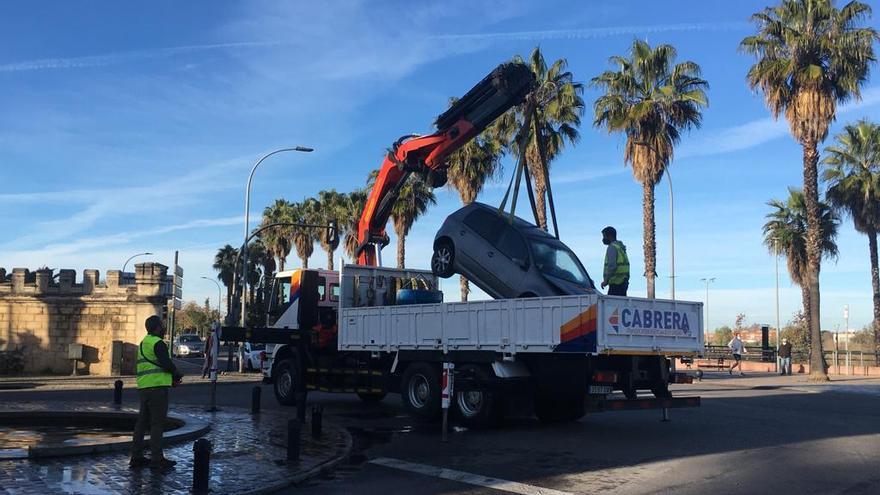 La grúa saca el vehículo de la fuente.