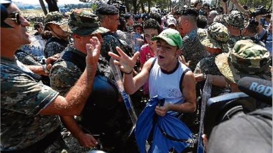 Continua la tensió entre soldats i immigrants a la frontera entre Macedònia i Grècia.