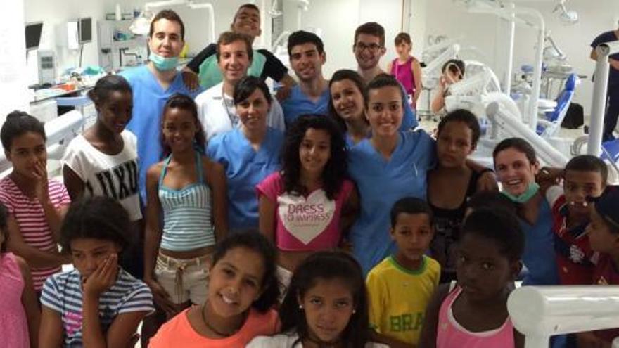 Niños saharauis en la consulta del dentista en Murcia en 2014