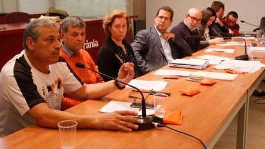 Joan Ramon Aladid, en primer terme, en el ple de maig de l&#039;any passat on es va aprovar la moció contra els correbous. Josep Maria Rufí, el cinquè per l&#039;esquerra, aleshores era primer tinent d&#039;alcalde.