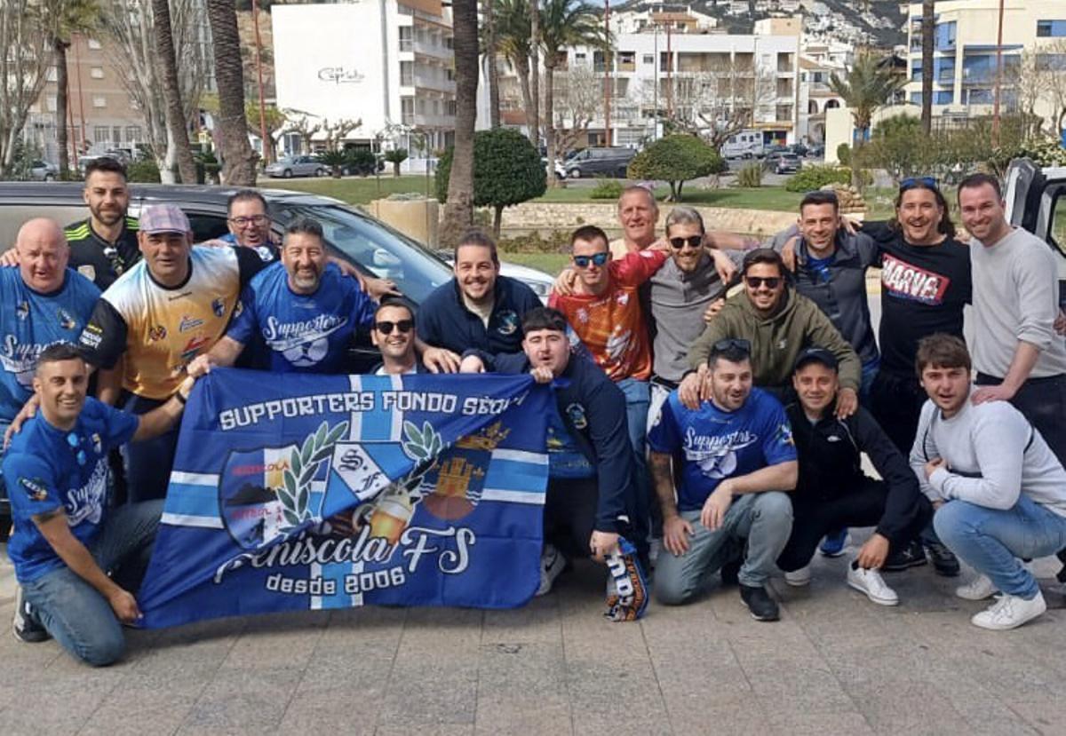 Un grupo de aficionados del Peñíscola, rumbo a la semifinal de Copa en Antequera.