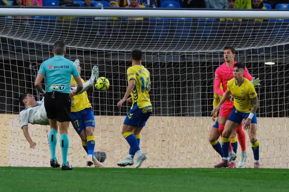 Dinko Horkas en la chilena que supuso el gol del Deportivo de La Coruña