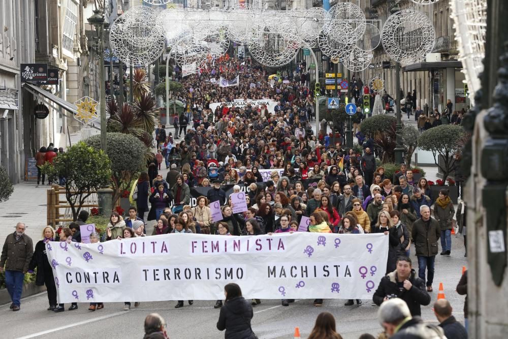 Vigo sale a la calle para clamar contra la violencia machista // R. Grobas