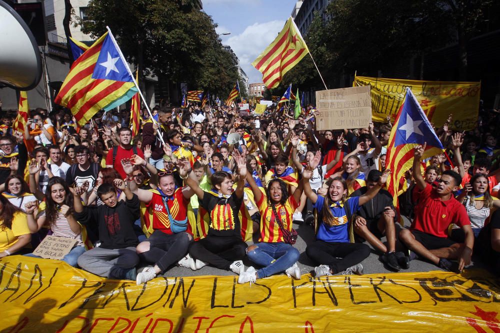 Manifestació d'estudiants universitaris i de secundària al centre de Girona