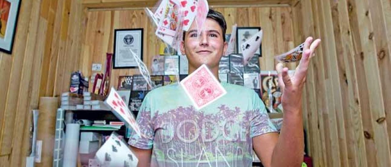 Alejandro Venegas lanza al aire una baraja de cartas.