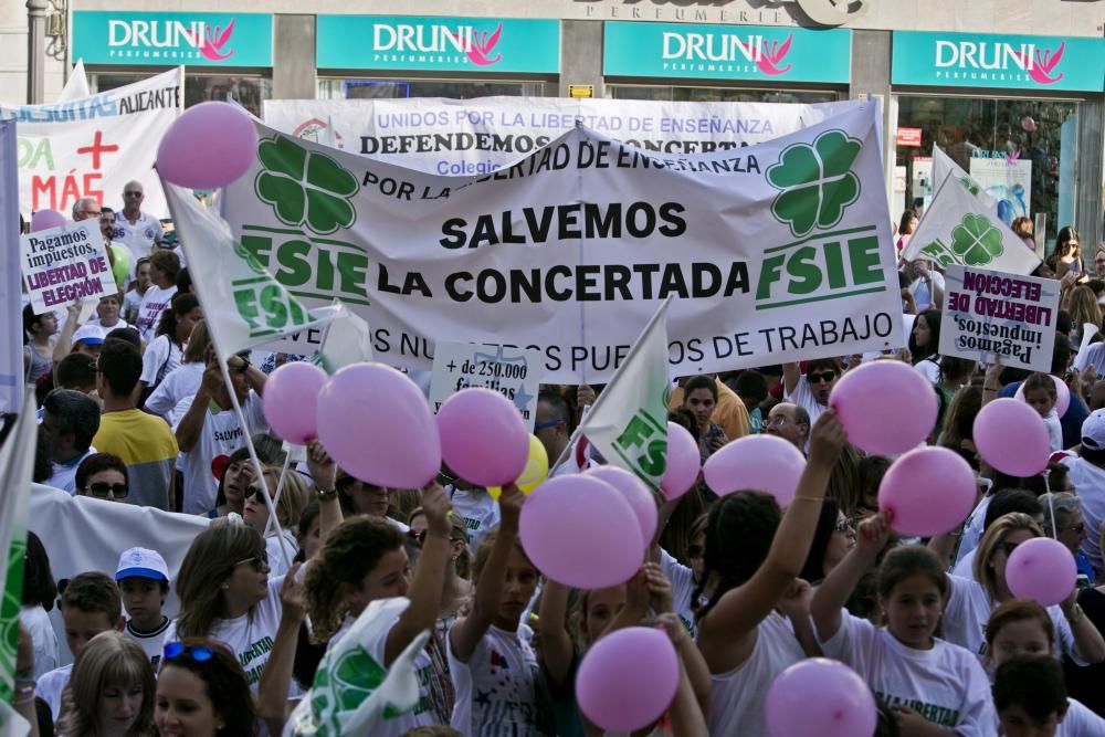 Los manifestantes de diferentes puntos de la provincia piden que sus hijos mantengan la libertad a la hora de optar por esta educación