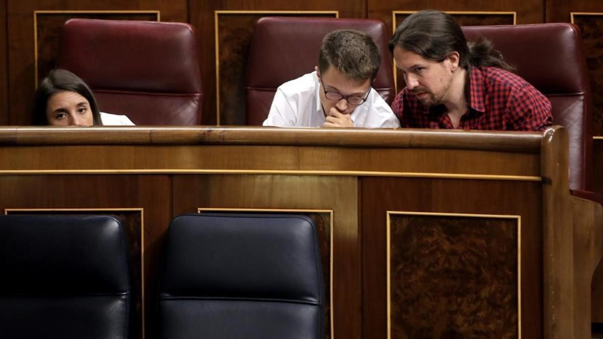 Pablo Iglesias e Íñigo Errejón conversan durante el pleno del Congreso.