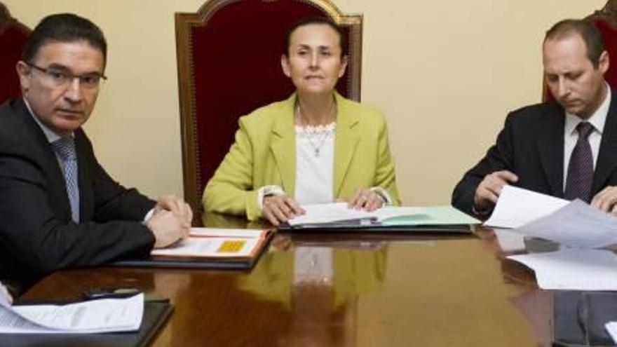 Serafín Castellano y Pilar de la Oliva, durante la reunión de ayer.