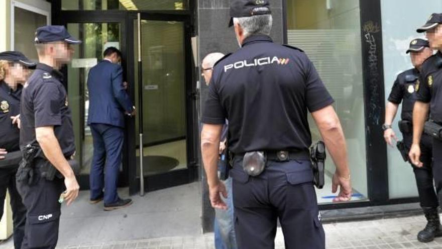 Efectivos de Policía Nacional en una actuación en Elche.